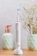 Электрическая зубная щетка Oral-B Vitality Sensitive Clean D100 White (4210201262183_4210201234227) - изображение 3