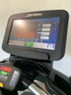 Бігова Доріжка Life Fitness Discover SE професійна сіра відновлена - зображення 7