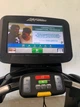 Бігова Доріжка Life Fitness Discover SE професійна сіра відновлена - зображення 8