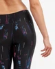 Женские компрессионные тайтсы 2XU, Print Mid-Rise Comp Tights, XS, цветной принт/белый логотип - изображение 5