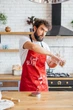 Фартух з креативним принтом і слоганом Cook Yeah з кишенями і регульованими застібками. Червоний. Подарункова упаковка. - зображення 3