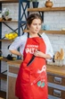 Фартух Cook YEAH з принтом Cooking Ninja (дружин) і регульованими застібками. Червоний. Подарункова упаковка. - зображення 5