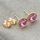 Сережки Xuping з кристалами Swarovski 21399 розмір 10х10 мм колір рожевий позолота 18К - зображення 1
