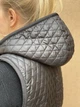 Жилет из овчины болоньевой стеганный с капюшоном Чёрный (44 - 64р.) 4XL-56р. - изображение 2