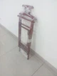 Вішалка - плічка підлогова подвійна з натурального дерева з поличкою колір горіх (115х45х36 см) - зображення 7