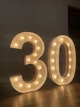 Світлова об'ємна цифра 30 з підсвічуванням (з лампочками) Manific Decor для магазинів, кафе, клубів з фанери та пластику Білі 100*140*15 см (16.05) - зображення 3