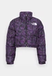 Пуховик The North Face Printed Nuptse 1996 Short Jacket 700 gravity-purple XS фіолетовий - изображение 4