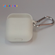 Силиконовый чехол Silicon Case для Airpods беспроводных наушников универсальный с карабином для зарядного кейса толщина 1.5 мм белый (8011BS) - изображение 3