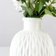 Ваза для квітів пластикова МВМ MY HOME 15 см Біла (DH-FLOWERS-09 WHITE) - зображення 6