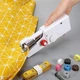 Швейная мини-машинка ручная портативная Handy Stitch для рукоделия — на батарейках, для быстрого пошива мягких игрушек и ремонта одежды - изображение 1