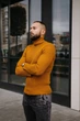 Базовый мужской горчичный гольф размер M в рубчик - изображение 5