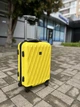 Валіза пластикова Wings 190 жовта середня - зображення 1