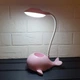 Детская настольная лампа на аккумуляторе в форме рыбки 6589 3W 12 LED розовая - изображение 2