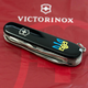 Ніж Victorinox Huntsman Ukraine Black "Тризуб Жовто-Голубий" (1.3713.3_T0016u) - зображення 2