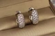 Серьги кольца Хuping Jewelry выпуклые с камнями сзади узор 1.8 см серебристые - изображение 3