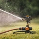 Zraszacz pulsacyjny Fiskars ze stojakiem i mechanizmem włączania/wyłączania (1027050) - obraz 3