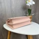 Классический пудровый клатч из экокожи с магнитной застежкой и цепочкой, мягкий, без узоров. - изображение 7