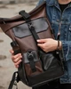 Стильный и практичный рюкзак роллтоп для ноутбука Rolltop для путешествий коричневого цвета из экокожи - изображение 5