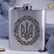 Фляга сталева "Герб з вінком", Дерев'яна подарункова коробка з гравіюванням - зображення 2