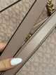 Сумка шоппер жіноча Michael Kors колір виробу рожевий фурнітура золотистий колір - зображення 12