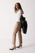 Брюки Slim Fit с вискозой для женщины H&M 0751471-087 50,4XL Бежевый - изображение 3