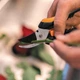 Секатор Fiskars Solid SP14 обводной для цветов (1051601) - изображение 6