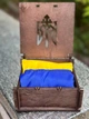 Флаг Украины 140х90см в сувенирной деревянной коробочке-шкатулке з вырезом национального герба нашей страны - изображение 5