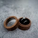 Коробочка для 2 двох обручок з натурального дерева, круглий футляр для ювелірних виробів з темною подушечкою (70375667) - зображення 2