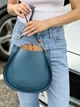 Синяя с коралловым современная кожаная женская сумка оригинальной формы Lamponi Guitar blue coral - изображение 13