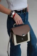 Сучасна та стильна шкіряна жіноча сумка кроссбоді Lamponi Chest one beige/ivory/khaki - зображення 3
