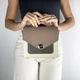Сучасна та стильна шкіряна жіноча сумка кроссбоді Lamponi Chest one beige/ivory/khaki - зображення 5