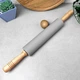 Серая силиконовая скалка для раскатки теста с деревянными ручками 42,5 см - изображение 1