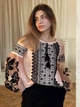 Персикова блуза вишиванка жіноча "Марфа" з чорним квітковим орнаментом на легкій кастюмній тканині 12398-48 (L) - зображення 1