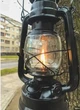 Керосиновая лампа масляная портативна с ветрозащитой - декоративный ретро фонарь 24 см черная - изображение 7