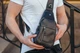 Кожаный черный мужской слинг рюкзак на одно плече TIDING BAG A25F-617-1A - изображение 2
