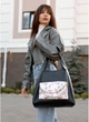 Женская сумка HOBO из экокожи с продуманным дизайном для ежедневного использования черная с принтом "Цветы" - изображение 1