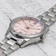 Женские часы Casio LTP-V005D-4B2 выполнены в светло-розовом цвете с серебристым оттенком. - изображение 3