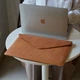 Кожаный чехол для MacBook Pro 16" 2019-2025 INCARNE Message Коньяк - изображение 2
