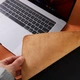 Кожаный коврик для рабочего стола INCARNE ProDesk (73x50 см) Коньяк - изображение 5