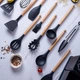 Набір кухонного приладдя на підставці 19 штук TS Kitchen із силікону з бамбуковою ручкою, чорний - зображення 4