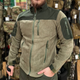 Мужская флисовая демисезонная повседневная кофта Safari Tactical с Softshell вставками Хаки M Kali воротник стойка застежка - молния на всю длину кофты полномерные карманы для рук и дополнительные на рукавах для рыбалки охоты туристических походов - изображение 1