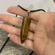 Натуральный камень Тигровый глаз коричневый Кулон в форме пули на шнурке экошелк черный упакован в коробочку (15829) - изображение 6