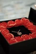 Подарунковий набір червоних троянд з мила Best Wishes 16 штук у скриньці та кулон з проекцією "I Love You" 100 мовами в подарунковому пакеті - зображення 7
