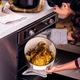 Гусятница KitchenAid Cast Iron с крышкой Чугунная 30 см 5.6 л Миндальный крем (CC006062-001) - изображение 6