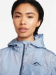 Спортивная ветровка с капюшоном женская Nike W Nk Trail Repel Jkt FN6853-440 M Голубая (196975087266) - изображение 4