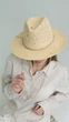 Шляпа федора женская из рафия с цепью жемчужинами и булавкой D.Hats цвет светло бежевая - изображение 2