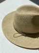 Шляпа федора женская из рафия с цепью жемчужинами и булавкой D.Hats цвет светло бежевая - изображение 5