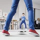Интерактивный летающий футбольный мяч для дома Детский аэромяч Hoverball с LED Желто-белый - изображение 4