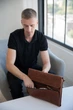 Шкіряна сумка-чохол для ноутбука (+ ремінь) 13" Apple / Asus / Dell / Lenovo / HP / Honor / Acer / Huawei / Xiaomi - (LC-20) - Коньячний - зображення 3