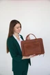 Шкіряна сумка-чохол для ноутбука 15" Apple / Asus / Dell / Lenovo / HP / Honor / Acer / Huawei / Xiaomi - (LC-05) - Коньячний - зображення 4